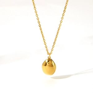 Dettaglio di una collana con ciondolo a goccia d'acqua in oro e acciaio inossidabile