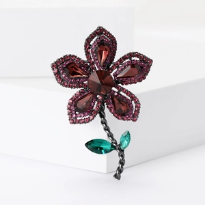 Broche fleur vintage française de luxe avec cristaux rouges et feuilles vertes sur blanc