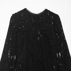 Elegante abito midi in pizzo nero con motivi all'uncinetto e raffinato collo alto