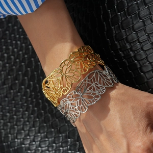 Bracelets manchettes ajourés à motif papillon en plaqué or et argent élégants
