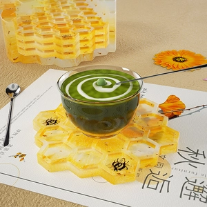 Détail d'un dessous de verre en résine alvéolée jaune avec motifs d'abeilles réalistes