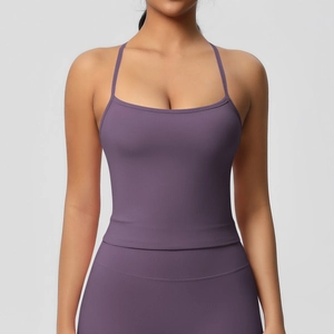 Dettaglio completo set yoga viola scuro con canotta a spalline sottili e leggings