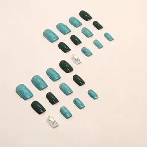 Unghie finte quadrate verde brillante con strass e glitter per un look moderno