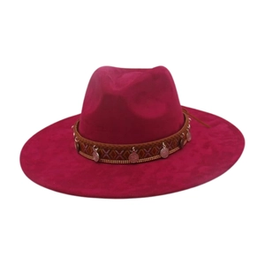 Détail du chapeau fedora magenta à large bord avec bande tressée bohème et breloques en argent