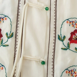 Gilet ethnique crème avec broderies florales et fermoirs en perles vertes pour femme