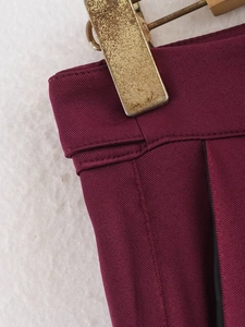 Makroaufnahme vom Hosenbund der weinroten Bomberjacke mit Premium-Twill-Struktur