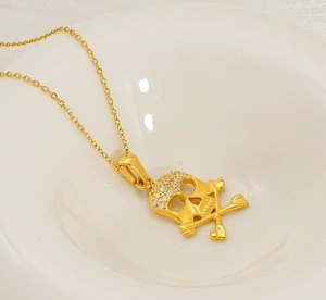 Vue détaillée du collier pendentif tête de mort en or 18 carats serti de zircons brillants