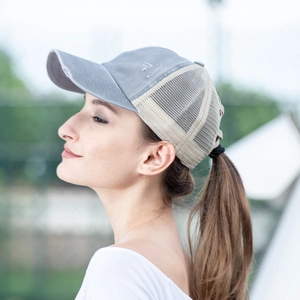 Detail der grauen gewaschenen Ponytail-Cap mit Mesh und elastischer Rückseitenöffnung