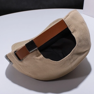 Rückansicht der beige Baumwoll-Schirmmütze mit braunem Lederband und Metallverschluss