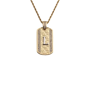 Vue détaillée du pendentif lettre L dorée avec incrustation de zircone et chaîne torsadée