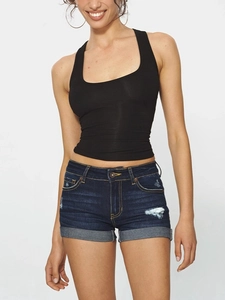 Détail d'un débardeur noir à col carré et bords côtelés porté avec un short en jean