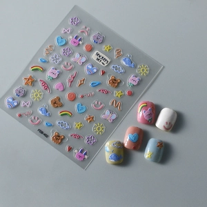 Gros plan de stickers à ongles 5D en relief avec oursons, cœurs et arcs-en-ciel colorés