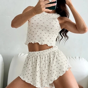 Ensemble homewear beige deux pièces pour femme avec imprimé cœurs et bords ondulés