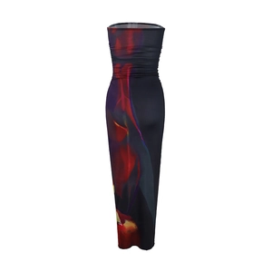 Détail de la robe longue bustier moulante avec imprimé thermique abstrait rouge et violet