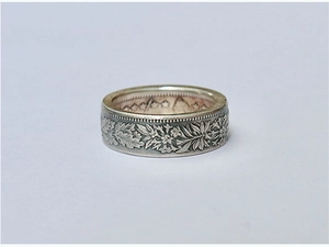 Detail eines Vintage Silberrings mit Edelweiß Münzrelief und antikem Finish