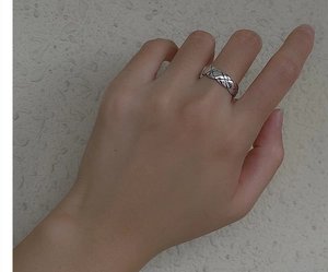 Dettaglio anello in argento S925 vintage con classico motivo a grata trapuntata