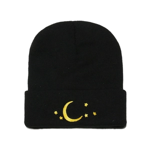 Détail de la broderie lune et étoiles sur le revers du bonnet en tricot noir