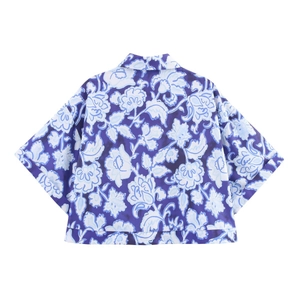 Ensemble chemise courte et pantalon à fleurs bleues avec vue arrière sur fond blanc épuré