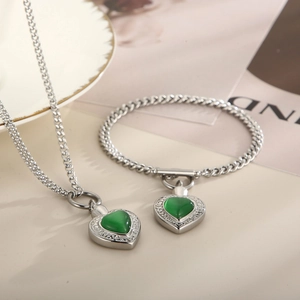 Détail du parure de bijoux en argent avec collier et bracelet en opale cœur