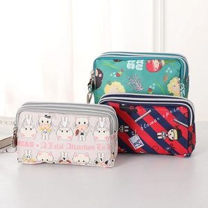Mini nylon polstasje met cartoonprint, drie ritsvakken en handig polsbandje voor dames