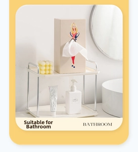Boîte à mouchoirs créative pour fille sur une étagère de salle de bain blanche.