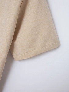 Dettaglio del polsino della camicia in lino che mostra la trama del tessuto e le cuciture