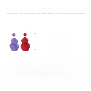 Detailed size and weight guide for fan-shaped metal earrings with petal texture details