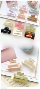 Vue macro de pinces à cheveux colorées transparentes et mates dans divers tons pastel