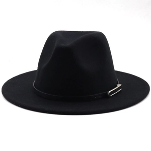 Détail d'un chapeau fedora en feutre noir avec ruban en cuir et boucle argentée élégante