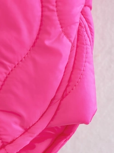 Dettaglio del tessuto trapuntato rosa con cuciture a S e sottile lucentezza nylon