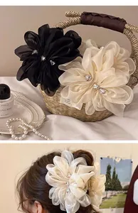 Detailansicht der großen Chiffon-Blumen-Haarklammer mit Herz-Steinen in Schwarz und Weiß