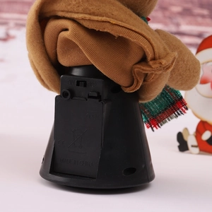 Detalle de la base de un juguete de Navidad eléctrico con compartimento para pilas