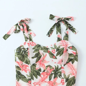 Robe d'été fleurie de style français avec bretelles à nœuds et motifs floraux roses