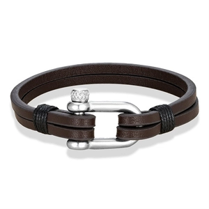 Dettaglio del bracciale in pelle marrone scuro a doppio strato con fibbia a U in argento