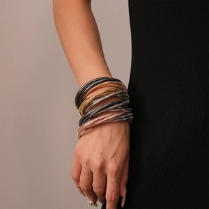 Mehrlagige Schlangenknochen-Armbänder in Gold Silber Roségold und Schwarz für Damen