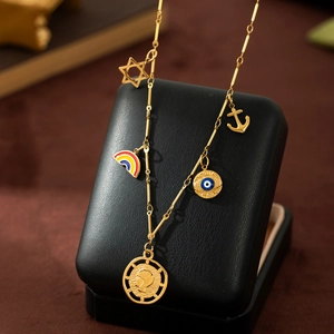Collier en acier inoxydable plaqué or 18 carats avec breloques étoile et arc-en-ciel