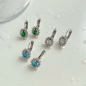 Trois paires de boucles d'oreilles tournesol en argent avec zircons verts, bleus et blancs