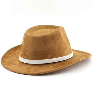 Detail eines hellbraunen Wildleder-Cowboyhuts mit einem weißen Lederband in Narbenoptik