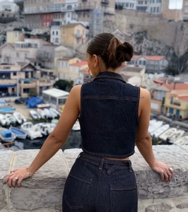 Vue détaillée du dos d'un haut court en jean sans manches et d'un pantalon bleu foncé assorti