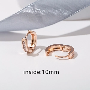 Dettaglio di orecchini a cerchio in oro rosa con diamanti micro-pave e diametro 10 mm