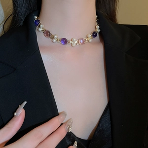 Collier ras du cou doré vintage avec perles en résine violettes et roses sur un mannequin