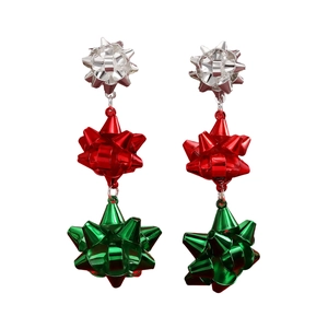 Dettaglio di orecchini a fiocco natalizi con strati metallici in rosso, verde e argento