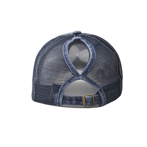 Dettaglio cappello coda di cavallo in denim lavato con retro incrociato e rete