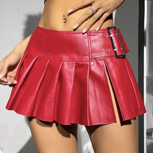 Mini-jupe plissée en similicuir rouge avec boucle latérale et coupe ajustée élégante