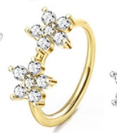 Detailweergave van een gouden dubbele bloem neusring met heldere zirkoon steenblaadjes