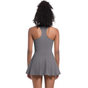 Détail du dos nageur sur une robe de tennis grise extensible à séchage rapide