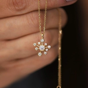 Elegante Goldhalskette mit funkelndem Sonnenblumen-Anhänger aus klaren Zirkonia-Steinen