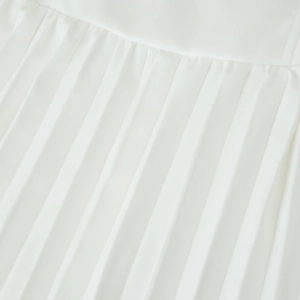 Elegantes weißes rückenfreies Halter-Maxikleid mit raffiniertem plissiertem Saumdesign