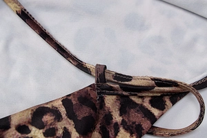 Detailaufnahme des Kleides mit Leopardenmuster und Nähten an den dünnen Trägern