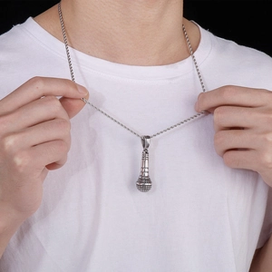 Détail du pendentif micro argenté avec chaîne torsadée porté par un modèle masculin